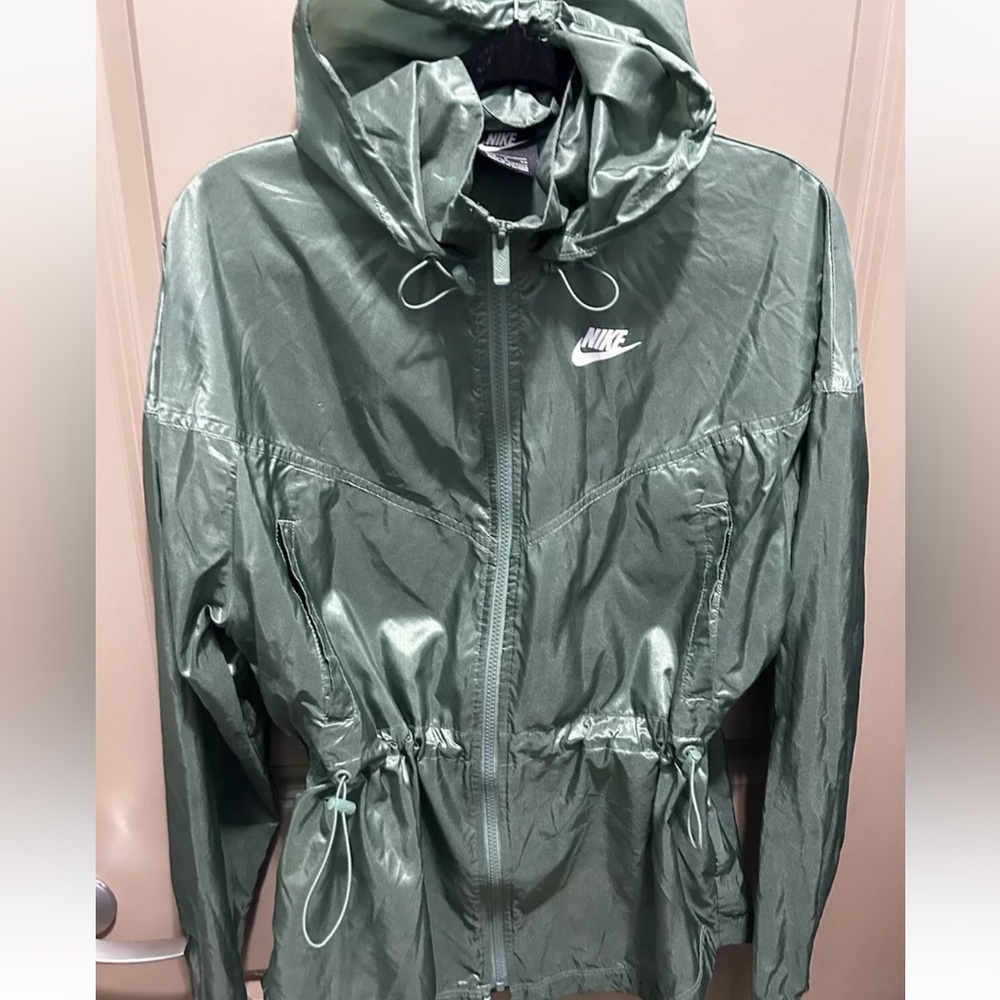 Nike women’s windbreaker